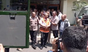 Dok. Mantan Wali Kota Bandung, Yana Mulyana usai jalani sidang perdana di PN Bandung. Rabu (6/9). Foto. Sandi Nugraha.
