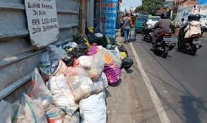 Cimahi Masih Darurat Sampah, DLH akan OTT Warga yang Buang Sampah Sembarangan Sampah menumpuk di salah satu ruas jalan di Keluraham Baros Kota Cimahi, Rabu (6/9). Terpasang jelas tulisan dilarang buang sampah di tempat tersebut./ Cecep Herdi