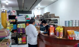 Petugas dari Bappenda Cimahi mendatangi salah satu toko yang menunggak pembayaran pajak Reklame belum lama ini.