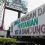 Bangunan bagian depan di sekitar Kantor Dinas Pangan dan Pertanian (Dispangtan) Kota Bandung tengah dibongkar imbas pembangunan Fly Over Ciroyom (6/9).