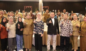 Foto bersama Wabup Cirebon, Wahyu Tjiptaningsih dengan pemateri dan peserta yang hadir.
