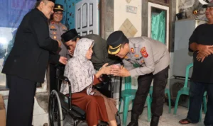 Kerjasama Dengan Baznas, Polres Cirebon Kota Serahkan Kursi Roda Kepada Masyarakat