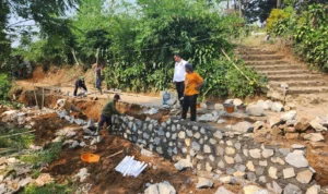 Salah satu desa di Kabupaten Bogor yakni Desa Ciadeg, Kecamatan Cigombong memfokuskan anggaran Samisade tahap pertama untuk pengaspalan jalan dan pembangun Tembok Penahan Tanah ( TPT ) / Sandika Fadilah