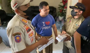 Tak Ada Habisnya! Razia Pedagang di Cimahi, Gabungan Satpol PP Sita Ribuan Batang Rokok Ilegal Petugas gabungan saat merazia rokok ilegal di Kecamatan Cimahi Selatan, Kota Cimahi, Kamis (7/9). Rokok ilegal kian subur meski sering digelar razia. Foto: Cecep Herdi / Jabar Ekspres