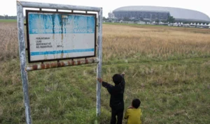 TPS Sementara Gedebage Beroperasi, Warga Minta Kepastian Sejumlah anak bermain di lahan Pemkot Bandung yang direncanakan akan menjadi Tempat Pembuangan Sementara (TPS) Sementara, di Kelurahan Rancanumpang, Kecamatan Gedebage, Kota Bandung, Kamis (7/9/2023).