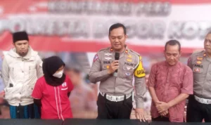 Kasatlantas Polresta Bogor Kota, Kompol Galih Apria saat menghadirkan pihak-pihak yang terlibat dalam insiden kecelakaan lalulintas yang diduga tabrak lari di Mapolresta Bogor Kota, Kamis (7/9). (Yudha Prananda / Jabar Ekspres)
