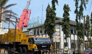 Atap Mesjid Agung Cimahi sedang direnovasi. Sudah 15 tahun bagian atas mesjid ini belum tersentuh perbaikan. (foto:Cecep Herdi/Jabar Ekspres)