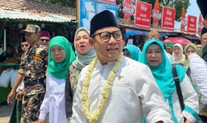 Tiba di Cirebon, Cak Imin Langsung Cek Posko Kesehatan Cak Imin didampingi istri meninjau posko kesehatan gratis di komplek Sunan Gunung Jati. (JE / Ayu)
