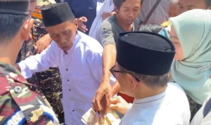 Momen Cak Imin dirubung peminta-minta saat hendak keluar dari Komplek Makam Sunan Gunung Jati. (JE / Ayu)