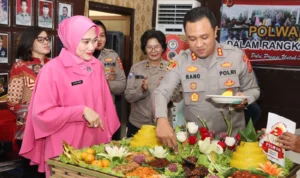 Peringati Hari Jadi Polwan Ke-75, Polres Cirebon Kota Gelar Syukuran Kapolres Cirebon Kota AKBP Rano saat memotong tumpeng. (Dok Humas Polres Ciko)