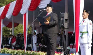 Ketua DPRD Kota Bogor, Atang Trisnanto saat membacakan teks Proklamasi pada peringatan HUT RI ke-78 di Lapangan Sempur, Kota Bogor, Kamis (17/8). (Foto: Humpro DPRD Kota Bogor)