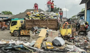 Soroti Penanganan Sampah yang Tak Kunjung Selesai, DLH Jabar: Kesiapannya Kayak Orang Bingung Ist. Proses penanganan sampah di Bandung Raya. Foto Jabar Ekspres.