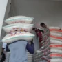 Pegawai di salah satu grosir beras tengah memanggul sejumlah karung beras, di Cibiru, Bandung. (Pandu/Jabarekspres)