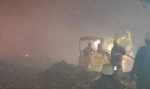 Pastikan Padam, Damkar Kota Cirebon Siagakan Personil 24 jam di TPA Kopi Luhur Kota Cirebon Pastikan Padam, Damkar Kota Cirebon Siagakan Personil 24 jam di TPA Kopi Luhur Kota Cirebon