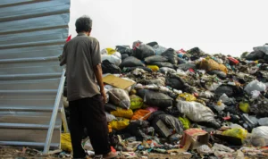 Sarimukti Belum Dibuka, DLH Jabar Buka Lahan Darurat Lagi Belum bisa diangkut, sampah menggunung di TPS Cijambe, Kota Bandung imbas dari kebakaran TPA Sarimukti (Pandu Muslim/Jabar Ekspres)