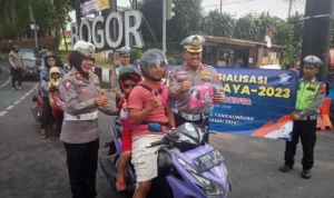Jaring Pengendara Motor yang Bonceng Anak, Satlantas Polresta Bogor Bagikan Sabuk Keselamatan Kasatlantas Polresta Bogor Kota, Kompol Galih Apria beserta jajaran saat membagikan sabuk keselamatan kepada pengendara motor yang terjaring membonceng anak di Pos Polisi Terminal Baranangsiang, Sabtu (9/9). (Yudha Prananda / Jabar Ekspres)
