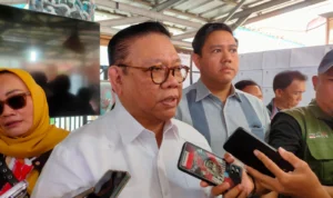 Ketua Dewan Pakar Partai Golkar, Agung Laksono saat mengunjungi salah satu kegiatan di Kota Cirebon. (JE / Ayu)