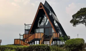 Nimo Tea Resort Penginapan Anyar di Pangalengan, Hadirkan Pengalaman Berbeda Nimo Tea Resort ini merupakan sebuah kabin yang berbentuk seperti segitiga dengan ukuran yang lebih besar serta kabin yang didominasi oleh bahan kayu dan kaca / Istimewa