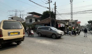 Kurang Penerangan dan Banyak Kabel Semrawut, Warga Minta Pertigaan Lokasi Tewasnya Pengendara Motor Diduga Akibat Kabel Segera Dibenahi. Foto Agi Jabar Ekspres