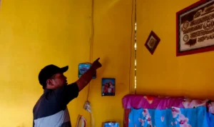 Pemilik rumah memperlihatkan dinding pada bagian kamar mengalami retak-retak. Senin (11/9). Foto Jabarekspres