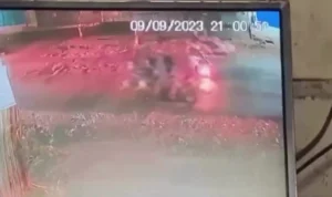 Penampakan pelaku pemukulan menggunakan tongkat baseball di Rancaekek, Kabupaten Bandung melalui rekaman CCTV.