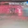 Penampakan pelaku pemukulan menggunakan tongkat baseball di Rancaekek, Kabupaten Bandung melalui rekaman CCTV.