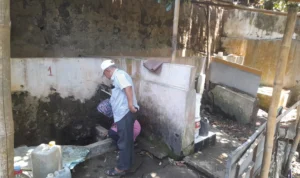 Salah seorang warga di Regol Wetan, Kabupaten Sumedang mengecek ketersediaan air bersih di salah satu sumur di sana.
