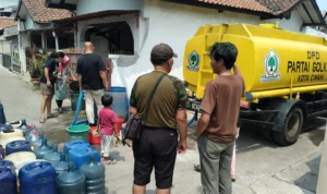BANTU WARGA: DPD Partai Golkar Cimahi membagikan air bersih kepada masyarakat yang terdampak kemarau panjang.