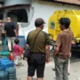 BANTU WARGA: DPD Partai Golkar Cimahi membagikan air bersih kepada masyarakat yang terdampak kemarau panjang.