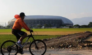 Sejauh Mana Persiapan TPS Sementara di Gedebage? Pengguna jalan melintasi bakal lokasi TPS sementara di Kelurahan Rancanumpang, Gedebage, Kota Bandung, Selasa (12/9/23).