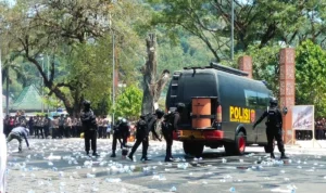 Tim Unit Gen Gegana Polda Jabar saat melakukan penanganan bom, Rabu 13 September 2023.(Jabar Ekspres / Dedi Suhandi)