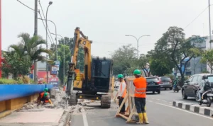 DPUPR Kota Depok mulai perbaiki jalan dan trotoar di Jalan Margonda