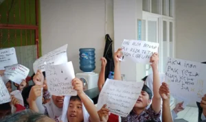 Para Siswa-siswi SDN 1 Cibeureum, Kota Bogor dan perwakilan orangtua saat melakukan aksi unjuk rasa menolak pemecatan guru honorer, Mohamad Reza Ernanda.
