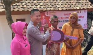 Bantu Masyarakat Kurang Mampu, Polresta Bandung Perbaiki Rutilahu di Banjaran Polresta Bandung Bantu Masyarakat Perbaikan Rumah Tidak Layak Huni di Kecamatan Banjaran. Foto Agi Jabar Ekspres