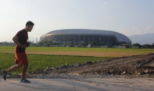 Aktivitaa masyarakat di sekitaran bakal TPS Darurat Gedebage, Kota Bandung. (Pandu/Jabarekspres)