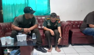 Anggota Kodim 0508, interogasi TNI gadungan berpangkat Letnan Kolonel. Rubiakto/JE
