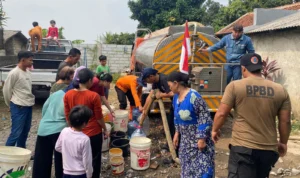 Warga Diminta Berhemat, BPBD Distribusikan Air Bersih BPBD Kota Bogor saat mendistribusikan air bersih dilingkungan warga Kampung Muara, Kelurahan Sindang Rasa Kecamatan Bogor Timur.