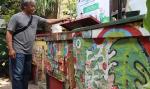 BERSIH : Ketua RW Kampung Cibunut, Herman, saat melihat sampah organik yang diolah dalam Bata Trawang, Sabtu (16/9)