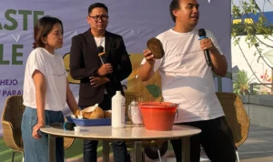 Bio Compound Healthy Harvest Pengurai Sampah Organik Healthy Harvest saat memecah bahan organik memakai bio compound. Minggu (17/9). Foto Jabarekspres