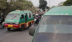 Angkutan Kota (Angkot) dari berbagai jurusan beroperasi di Kota Bandung, Minggu 17 September 2023.