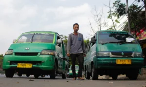 Pengusaha Angkot Bandung respon negatif perubahan angkutan menjadi mikrobus.