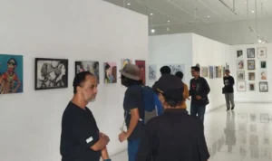 Melihat "Ribuan Garis" Wajah Manusia Asia dan Afrika Para pengunjung tengah memerhatikan ratusan karya di pameran Artsiafrica #2, di Galeri Pusat Kebudayaan (GPK), Jl Naripan, Kota Bandung, pada Minggu (17/9). (Muhamad Nizar/Jabarekspres)
