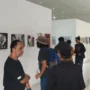 Para pengunjung tengah memerhatikan ratusan karya di pameran Artsiafrica #2, di Galeri Pusat Kebudayaan (GPK), Jl Naripan, Kota Bandung, pada Minggu (17/9). (Muhamad Nizar/Jabarekspres)