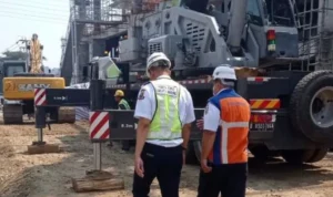 Dishub Bandung Barat Siapkan Operasional Pendukung KCJB Dishub Bandung Barat saat melakukan pemantauan di jalur KCJB, Padalarang. Senin (18/9). Foto Jabarekspres
