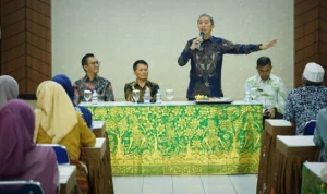 Wakil Wali Kota Bogor, Dedie A. Rachim saat melakukan sosialisasi anti pungli di SMP Negeri 1 Kota Bogor. (Yudha Prananda / Jabar Ekspres)