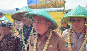 Tekan Kenaikan Harga Beras, Pj Gubernur Jabar Lakukan Operasi Pasar Tekan Kenaikan Harga Beras, Pj Gubernur Jabar Lakukan Operasi Pasar. Foto Agi Jabar Ekspres