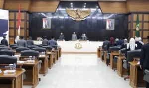 Penjabat (Pj) Gubernur Jabar Bey Triadi Machmudin saat menyampaikan pengantar raperda penyertaan modal untuk PT Jamkrida Jabar di DPRD Jabar, Senin, 18 September 2023 malam. Dok. Istimewa