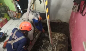 BPBD kota Sukabumi saat melakukan evakuasi septic tank yang amblas di salah satu rumah warga, Sumber istimewa.