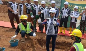 Saat prosesi peletakan batu pertama pembangunan PA Ngamprah di Desa Laksana Mekar, Padalarang, KBB. Selasa (19/9). Foto Jabarekspres