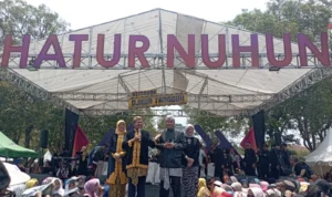 Sehari Jelang Masa Purnabakti, Bupati dan Wabup Sumedang Gelar Pawai Perpisahan
